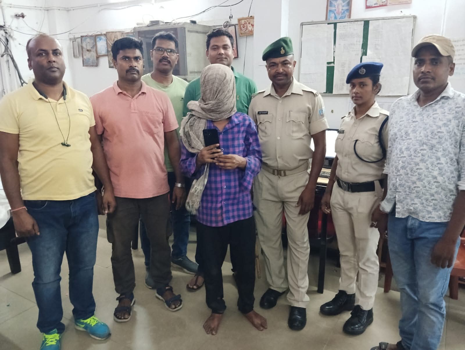 जमशेदपुर (टाटानगर): टाटानगर रेलवे स्टेशन पर यात्रियों के सामान और मोबाइल पर हाथ साफ करने वाले गिरोह के खिलाफ रेल पुलिस को बड़ी कामयाबी हाथ लगी है। सोशल मीडिया पर वायरल एक वीडियो के आधार पर कार्रवाई करते हुए जीआरपी (GRP) ने एक शातिर पैकेटमार को धर दबोचा है। पुलिस ने आरोपी के पास से चोरी किया गया मोबाइल फोन भी बरामद कर लिया है। क्या है पूरा मामला? मिली जानकारी के अनुसार, पिछले कुछ दिनों से टाटानगर स्टेशन के प्लेटफॉर्म और वेटिंग एरिया में यात्रियों के मोबाइल चोरी होने की शिकायतें मिल रही थीं। इसी बीच सोशल मीडिया पर एक वीडियो तेजी से वायरल हुआ, जिसमें एक संदिग्ध युवक यात्री का मोबाइल उड़ाते हुए कैद हो गया था। जैसे ही यह वीडियो पुलिस के संज्ञान में आया, रेल थाना प्रभारी के नेतृत्व में एक टीम गठित की गई। पुलिस ने तकनीकी सेल और मुखबिरों की मदद से छापेमारी कर आरोपी को स्टेशन परिसर के पास से ही गिरफ्तार कर लिया। पुलिस की कार्रवाई गिरफ्तारी के बाद जब पुलिस ने आरोपी से कड़ी पूछताछ की, तो उसने अपना जुर्म कबूल कर लिया। तलाशी के दौरान उसके पास से वह मोबाइल फोन भी बरामद हुआ जिसे उसने हाल ही में चोरी किया था। थाना प्रभारी का बयान: "हम लगातार यात्रियों की सुरक्षा के लिए सतर्क हैं। सोशल मीडिया पर वायरल वीडियो ने अपराधी की पहचान करने में अहम भूमिका निभाई। पकड़े गए आरोपी का पुराना आपराधिक इतिहास भी खंगाला जा रहा है।" यात्रियों से अपील एस टीवी न्यूज़ के माध्यम से रेल पुलिस ने यात्रियों से अपील की है कि: स्टेशन पर भीड़भाड़ वाले इलाकों में अपने मोबाइल और पर्स का खास ख्याल रखें। किसी भी संदिग्ध व्यक्ति के दिखने पर तुरंत जीआरपी या आरपीएफ (RPF) को सूचना दें। चार्जिंग पॉइंट पर मोबाइल लगाकर उसे लावारिस न छोड़ें। जमशेदपुर की तमाम बड़ी खबरों के लिए देखते रहिए 'एस टीवी न्यूज़ बिहार झारखंड'। कैमरा पर्सन के साथ, सौरभ यादव, टाटानगर।