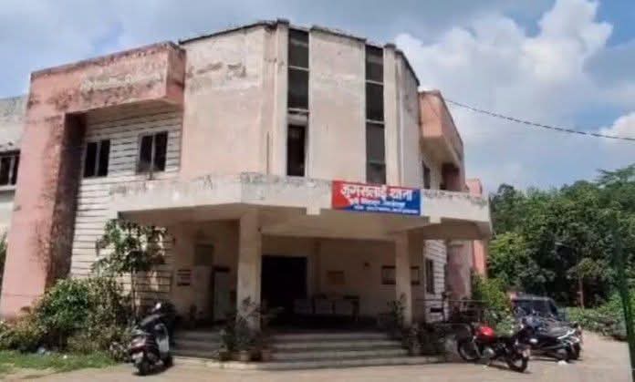 जमशेदपुर के जुगसलाई थाना क्षेत्र में ठगी की एक हैरान करने वाली घटना सामने आई है, जहां बाइक सवार दो बदमाशों ने खुद को पुलिसकर्मी बताकर एक बुजुर्ग से गहने ठग लिए। घटना के बाद इलाके में दहशत का माहौल है। मामले को लेकर मंगलवार को जुगसलाई थाना में प्राथमिकी दर्ज कर ली गई है और पुलिस जांच में जुट गई है। जानकारी के मुताबिक, जुगसलाई घोड़ा चौक के पास रहने वाले 70 वर्षीय अनिल नेव इस वारदात के शिकार बने। घटना जुगसलाई स्थित कैलाश टावर के सामने पटाखा दुकान के पास हुई। बताया जाता है कि अनिल नेव दुकान के बाहर खड़े थे, तभी बाइक पर सवार दो युवक उनके पास पहुंचे और खुद को पुलिसकर्मी बताया। बदमाशों ने कहा कि शहर में चेन स्नेचिंग की घटनाएं बढ़ गई हैं, इसलिए सुरक्षा के लिए अपने गहनों को उतारकर कागज में लपेटकर जेब में रख लें। बदमाशों की बातों में आकर बुजुर्ग ने अपनी अंगूठी और चेन उतारकर कागज में लपेटना शुरू किया। इसी दौरान आरोपियों ने चालाकी से कागज में रखे गहनों को झपट लिया और मौके से फरार हो गए। घटना के बाद पुलिस ने त्वरित कार्रवाई करते हुए आसपास लगे सीसीटीवी कैमरों की जांच शुरू की। जांच में पता चला है कि बदमाश वारदात के बाद गमहरिया की ओर भागे। जुगसलाई थाना प्रभारी गुलाम रब्बानी ने बताया कि आरोपियों को गमहरिया तक ट्रेस किया गया है और आगे के फुटेज खंगाले जा रहे हैं। उन्होंने दावा किया कि जल्द ही बदमाशों को गिरफ्तार कर लिया जाएगा। पुलिस ने लोगों से अपील की है कि ऐसे किसी भी झांसे में न आएं और संदिग्ध गतिविधि दिखने पर तुरंत सूचना दें।