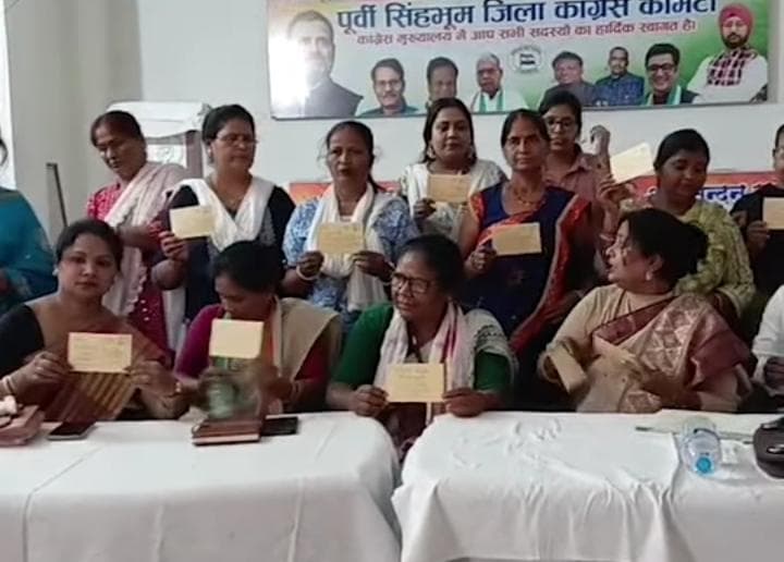 नारी शक्ति वंदन अधिनियम पर भाजपा का दोहरा चरित्र उजागर: दयामनी बारला जमशेदपुर: महिला कांग्रेस की ओर से मंगलवार को जमशेदपुर में एक प्रेस वार्ता का आयोजन किया गया, जिसमें केंद्र की भाजपा सरकार पर महिला आरक्षण और उनके अधिकारों को लेकर तीखा हमला बोला गया। कांग्रेस की वरिष्ठ नेत्री और सामाजिक कार्यकर्ता दयामनी बारला ने भाजपा पर 'दोहरे चरित्र' का आरोप लगाते हुए कहा कि पार्टी सिर्फ चुनावी घोषणाएं करती है, जबकि जमीनी हकीकत इसके उलट है। मुख्य आरोप: घोषणाओं और हकीकत में अंतर प्रेस वार्ता को संबोधित करते हुए दयामनी बारला ने 'नारी शक्ति वंदन अधिनियम' (महिला आरक्षण कानून) को लेकर भाजपा की मंशा पर सवाल उठाए। उनके संबोधन के मुख्य बिंदु निम्नलिखित रहे: आरक्षण में देरी पर सवाल: बारला ने कहा कि भाजपा ने महिला आरक्षण बिल को पारित तो कर दिया, लेकिन इसे लागू करने के लिए जनगणना और परिसीमन की शर्त रख दी है। यह केवल महिलाओं को ठगने और वोट बटोरने की एक चाल है। अधूरी घोषणाएं: उन्होंने आरोप लगाया कि भाजपा सरकार केवल विज्ञापनों और इवेंट्स के जरिए काम करती है। महिलाओं की सुरक्षा और सशक्तिकरण के दावे केवल कागजों तक सीमित हैं। जमीनी मुद्दों की अनदेखी: प्रेस वार्ता में यह बात प्रमुखता से रखी गई कि कमरतोड़ महंगाई और बेरोजगारी ने महिलाओं का जीना मुहाल कर दिया है, लेकिन सरकार इन बुनियादी समस्याओं पर मौन है। "भाजपा का काम सिर्फ हेडलाइन बनाना है। नारी शक्ति वंदन अधिनियम को लागू करने में सालों की देरी यह दर्शाती है कि वे वास्तव में महिलाओं को सत्ता में भागीदारी नहीं देना चाहते।" — दयामनी बारला महिला कांग्रेस की मांग महिला कांग्रेस के प्रतिनिधियों ने मांग की कि महिला आरक्षण को तुरंत प्रभाव से लागू किया जाए ताकि आगामी चुनावों में महिलाओं को उनका वास्तविक हक मिल सके। उन्होंने यह भी चेतावनी दी कि अगर भाजपा ने अपनी 'घोषणावीर' छवि नहीं बदली, तो देश की महिलाएं आगामी चुनावों में उन्हें कड़ा सबक सिखाएंगी। न्यूज़ हाईलाइट्स: स्थान: जमशेदपुर (महिला कांग्रेस प्रेस कॉन्फ्रेंस)। मुख्य वक्ता: दयामनी बारला। विषय: नारी शक्ति वंदन अधिनियम और भाजपा की विफलता। दावा: महिला आरक्षण में जनगणना और परिसीमन की पेचदगी